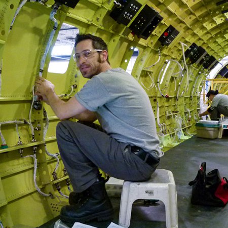 Monteur d'appareils et d'accessoires &eacute;lectriques