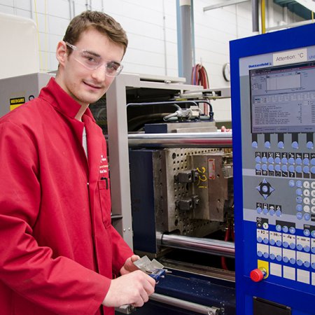 Surveillant dans la fabrication de produits en plastique