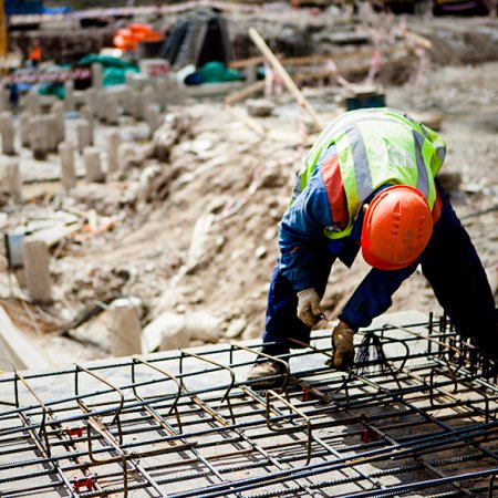 Assembleur de plaques et de charpentes m&eacute;talliques