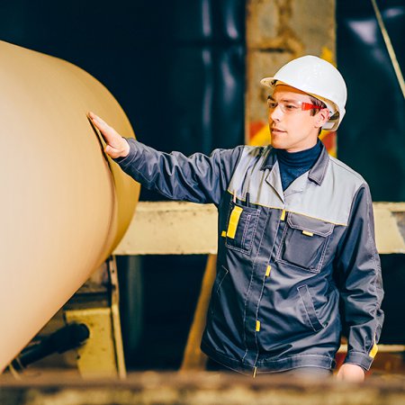Op&eacute;rateur de machines dans les usines de p&acirc;te &agrave; papier